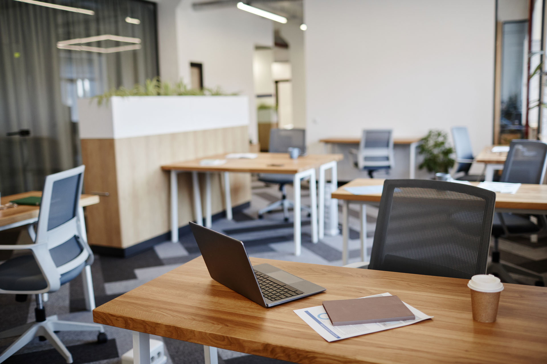 Modernes europäisches Büro als Symbol für EU-basierte KI-Infrastruktur