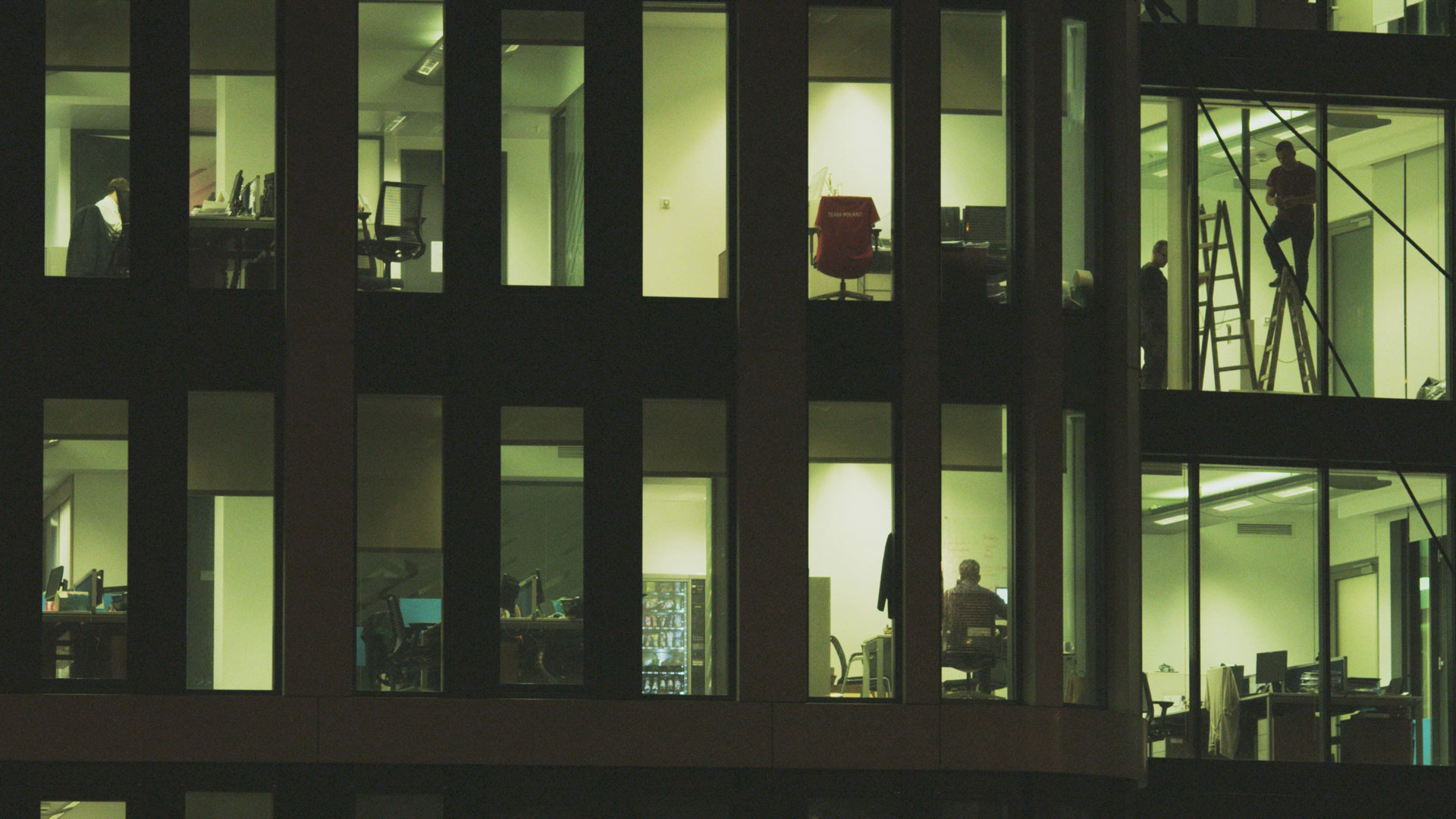 Bürogebäude bei Nacht als Symbol für IT-Sicherheit und Überwachung